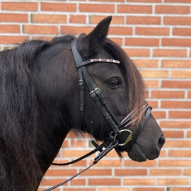 ByWeber Dolly shetlands trense i sort med lyserøde sten.